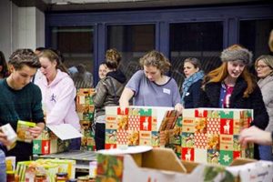 Jongeren die kerstpakketten inpakken tijdens de Kerstpakkettenactie Zwolle.