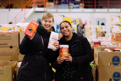 Inpakavond Kerstpakkettenactie 2018 - 2 vrouwen lachend op de foto